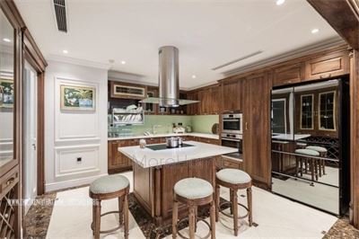 Thi công tủ bếp gỗ óc chó cao cấp căn hộ Duplex Mandarin Garden