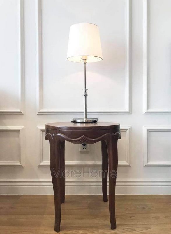 Morehome sản xuất trực tiếp bàn gỗ nhỏ đôn kiểu dáng tân cổ điển sang trọng tại xưởng gỗ tự nhiên của họ và thi công hoàn thiện cùng toàn bộ đồ nội thất khác tại căn hộ chung cư Vinhomes Gardenia Mỹ Đình Hà Nội.
